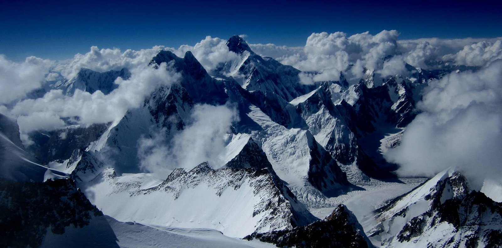 File:View from Gasherbrum II to Broad Peak and K2.jpg